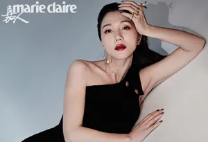 阿朵黑衣红唇随性优雅黑白大片写真图片
