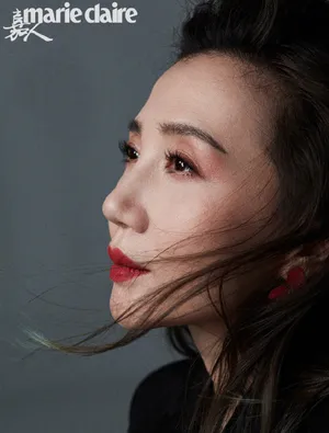 阿朵黑衣红唇随性优雅黑白大片写真图片_1