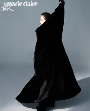 阿朵黑衣红唇随性优雅黑白大片写真图片_3