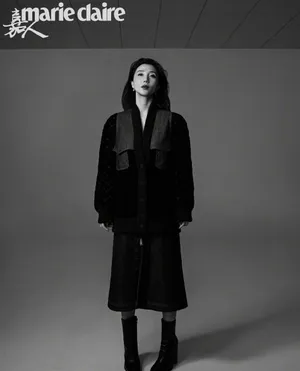 阿朵黑衣红唇随性优雅黑白大片写真图片_4