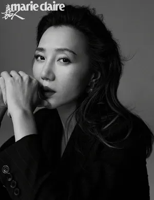 阿朵黑衣红唇随性优雅黑白大片写真图片_5