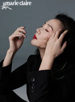 阿朵黑衣红唇随性优雅黑白大片写真图片_7