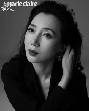阿朵黑衣红唇随性优雅黑白大片写真图片_8