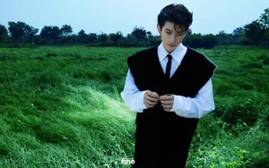 王源初秋草丛大片写真图片_2