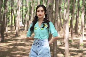 李兰迪温柔双马尾甜美写真图片