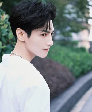 罗云熙阳光帅气白T写真图片