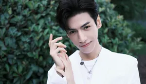 罗云熙阳光帅气白T写真图片_2