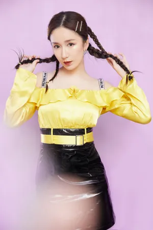 娄艺潇吊带裙性感写真图片_3
