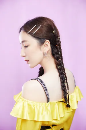 娄艺潇吊带裙性感写真图片_4