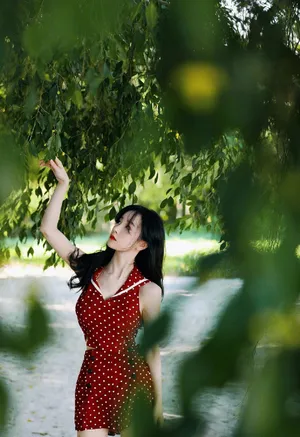 张檬红色波点连衣裙性感不失清纯写真图片