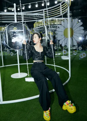 周雨彤黑色皮衣酷美活动图片_9