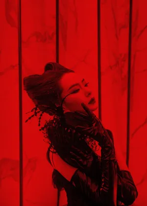 戚薇黑皇后造型红黑写真图片