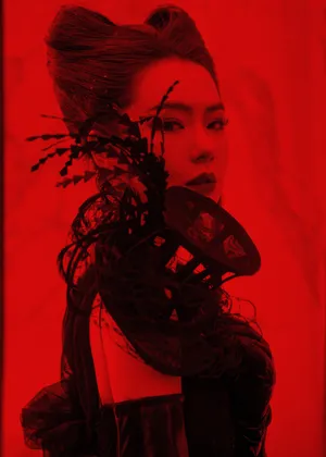 戚薇黑皇后造型红黑写真图片_5
