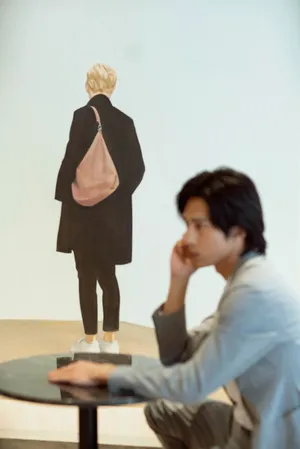 井柏然银灰西装帅气图片_2