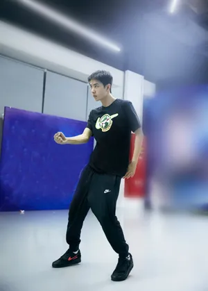 王一博黑T短发干练帅气练舞室照图片_2