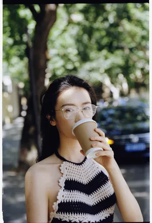 童瑶夏日清爽性感街拍图片_3