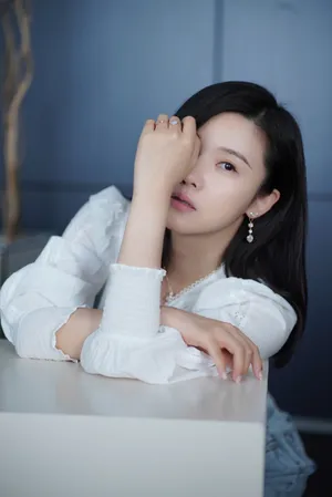 杨子姗白色法式上衣优雅写真图片_2