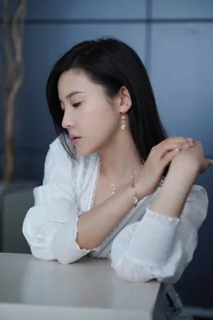 杨子姗白色法式上衣优雅写真图片_3