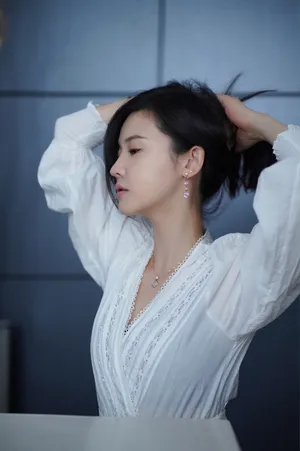 杨子姗白色法式上衣优雅写真图片_5