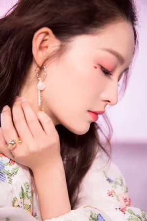 李沁七夕桃花妆写真图片