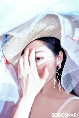 张靓颖粉色沙漠性感写真图片