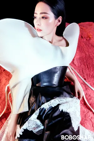 张靓颖粉色沙漠性感写真图片_4