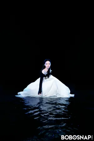 张靓颖粉色沙漠性感写真图片_6