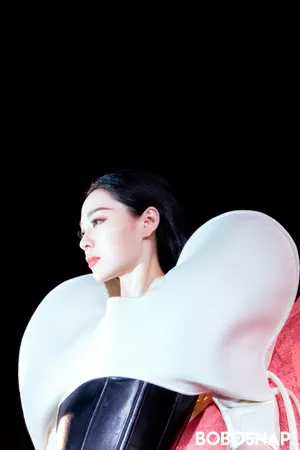 张靓颖粉色沙漠性感写真图片_10