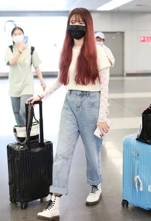 SNH48张语格孙珍妮时尚白色连衣裙机场照写真
