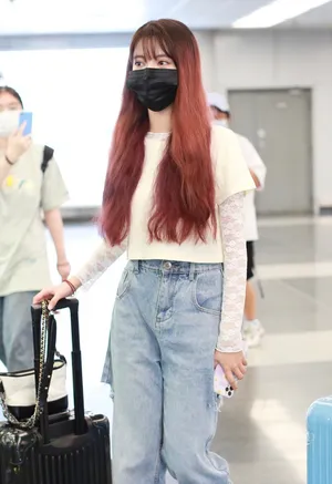 SNH48张语格孙珍妮时尚白色连衣裙机场照写真_2
