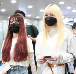 SNH48张语格孙珍妮时尚白色连衣裙机场照写真_3