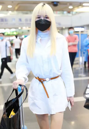 SNH48张语格孙珍妮时尚白色连衣裙机场照写真_5