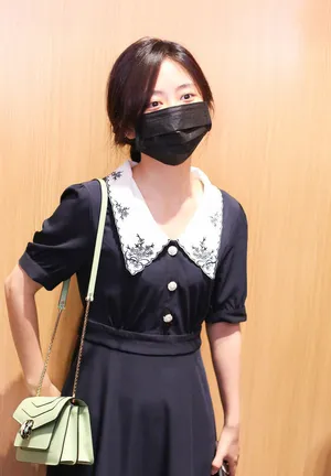 谭松韵私服娃娃裙穿搭甜美俏皮机场照图片_1