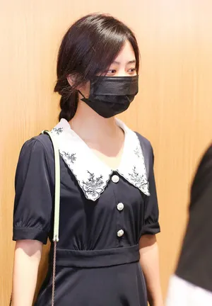 谭松韵私服娃娃裙穿搭甜美俏皮机场照图片_2
