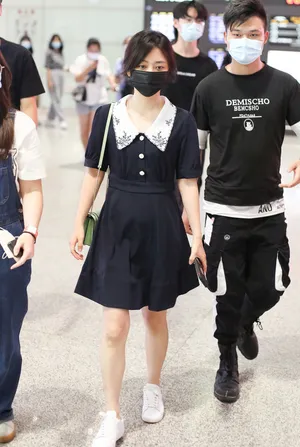 谭松韵私服娃娃裙穿搭甜美俏皮机场照图片_3
