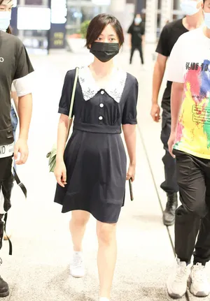 谭松韵私服娃娃裙穿搭甜美俏皮机场照图片_4