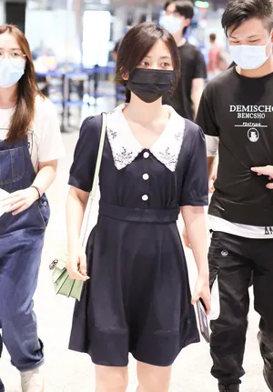 谭松韵私服娃娃裙穿搭甜美俏皮机场照图片_5