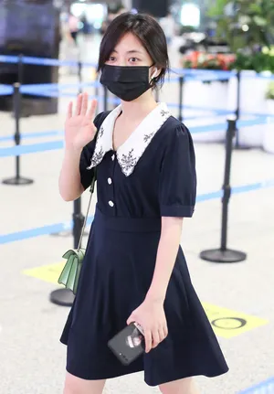 谭松韵私服娃娃裙穿搭甜美俏皮机场照图片_6