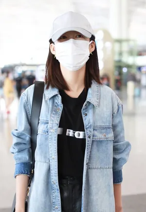 李沁元气牛仔穿搭黑T长腿机场照图片_1