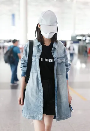 李沁元气牛仔穿搭黑T长腿机场照图片_2