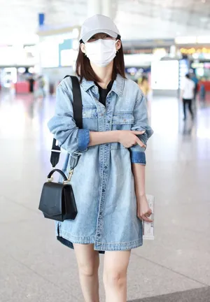 李沁元气牛仔穿搭黑T长腿机场照图片_4