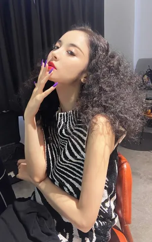 娜扎爆炸头黑色斑马纹裙妩媚迷人自拍美照图片