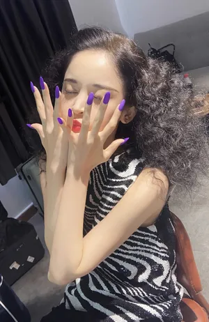 娜扎爆炸头黑色斑马纹裙妩媚迷人自拍美照图片