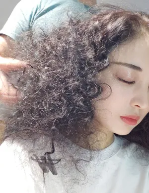 娜扎爆炸头黑色斑马纹裙妩媚迷人自拍美照图片_2