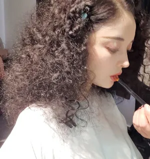 娜扎爆炸头黑色斑马纹裙妩媚迷人自拍美照图片_3