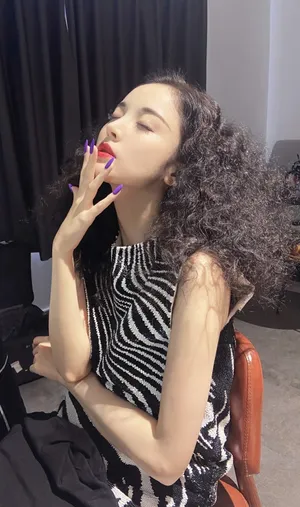 娜扎爆炸头黑色斑马纹裙妩媚迷人自拍美照图片_4