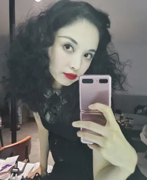 娜扎爆炸头黑色斑马纹裙妩媚迷人自拍美照图片_6