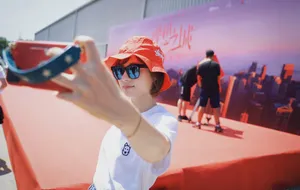 孙俪新戏开机穿白衣短裤青春美照图片