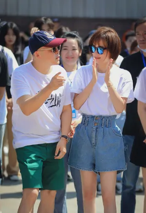 孙俪新戏开机穿白衣短裤青春美照图片_2
