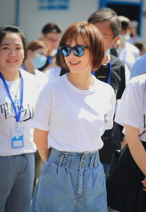 孙俪新戏开机穿白衣短裤青春美照图片_4